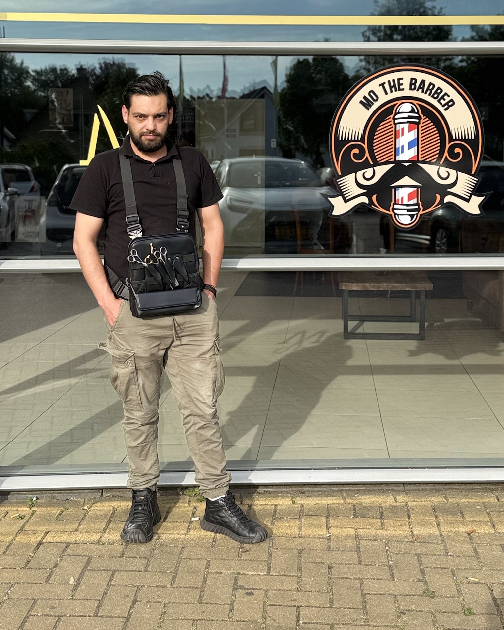 Mohamed Amhan voor de etalage van zijn barbershop aan de Smidsweg in Nijverdal